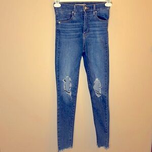 Mild High Rise Levi Jeans.